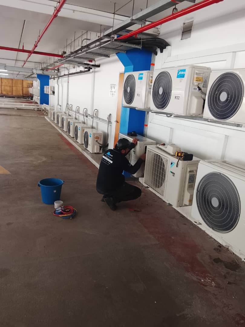 Juruteknik MY AC COOL menyervis deretan unit kondenser di premis berbilang unit